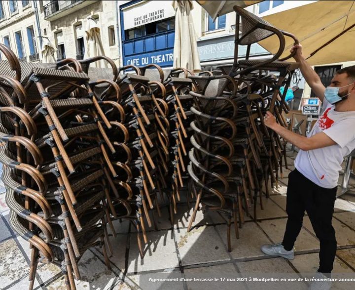 Agencement d'une terrasse le 17 mai 2021 à Montpellier en vue de la réouverture annoncée pour le 19 mai (Pascal Guyot/AFP)